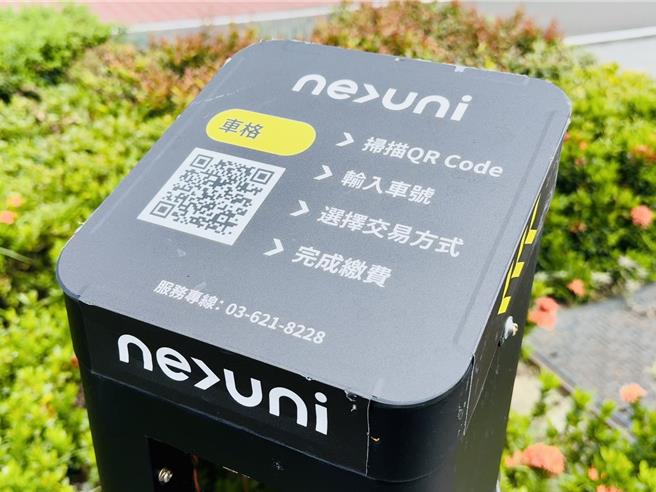 头份市公所在中央路、中兴路等两条重要干道，陆续建置停车智慧柱，未来停车民眾可直接扫瞄柱上QR-code缴费。（谢明俊摄）