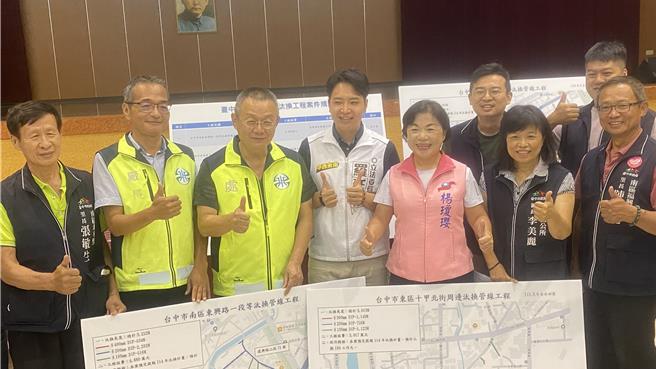 中市南區東興路一段、南平路及東區十甲北街周邊自來水管管線老舊，立委楊瓊瓔（右三）及羅廷瑋（右四）向自來水公司爭取汰換經費1.63億元，將於2025年施工，6日在南區公所舉辦說明會，邀請台水第四區管理處長張裕浩（左三）等人參加。（陳淑芬攝）