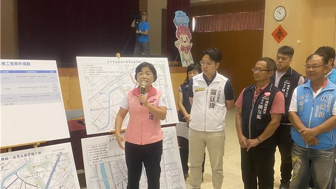 中市南區東興路一段、南平路及東區十甲北街周邊自來水管管線老舊，立委楊瓊瓔（左一）及羅廷瑋（左二）向自來水公司爭取汰換經費1.63億元，將於2025年施工，6日在南區公所舉辦說明會。（陳淑芬攝）