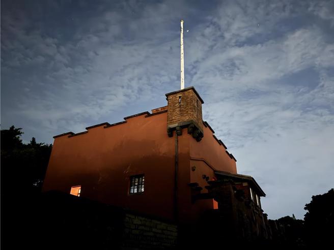 淡水红毛城夜景。（淡水古蹟博物馆提供）