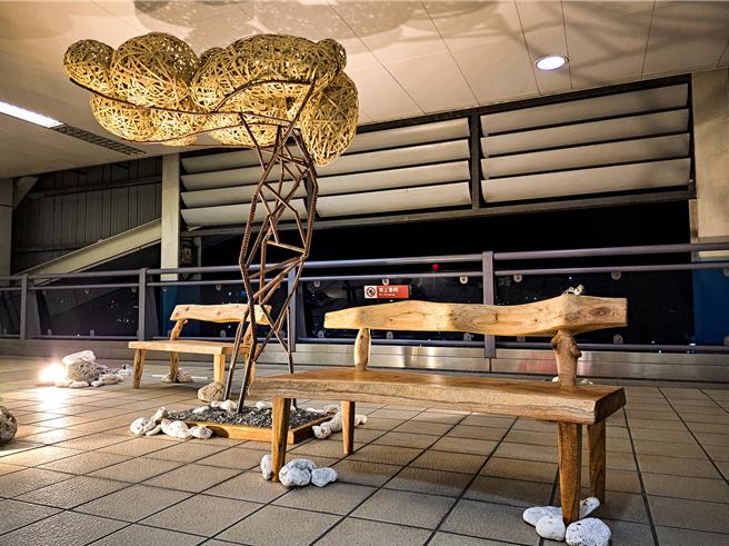 捷運新北產業園區站的裝置藝術品「Kamaro’an 坐下來的地方」。（原民局提供）