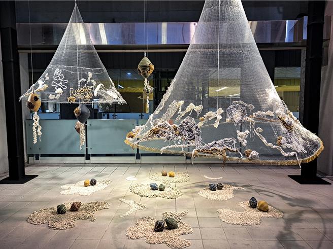 捷運大坪林站的裝置藝術品「Nga’ay ho！」（阿美語：你好）。（原民局提供）