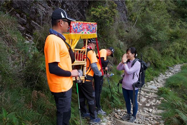半途遇到的山友也向媽祖神像祈福。（蕭嘉鴻提供）