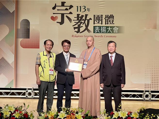 慈光山人乘寺地藏院获颁「宗教公益奖」，埔里镇长廖志城与有荣焉。（杨静茹摄）
