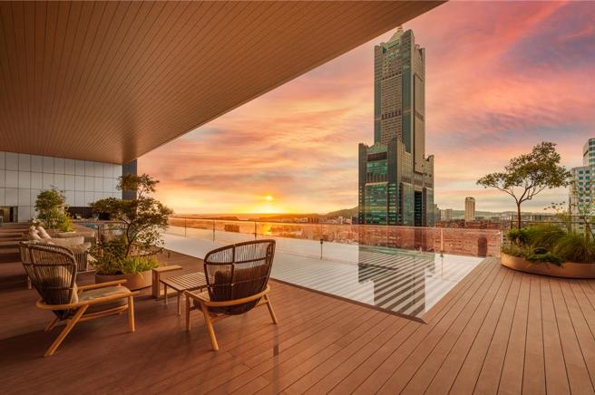 高雄承億酒店的全台唯一高空懸挑透明無邊際泳池，入選《網路溫度計DailyView》2024年「此生必住的無邊際泳池TOP 10」。圖／高雄承億酒店提供