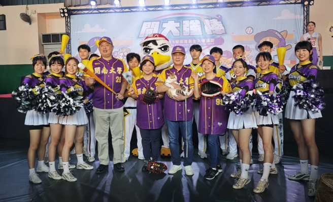 活動由林玥秀校長擔任先發投手、蕭君華學務長及校貓小珍珠為後援投手、打擊手郭晉源副校長、捕手賴沅暉副校長及競技啦啦隊等人。(照片/開南大學提供)