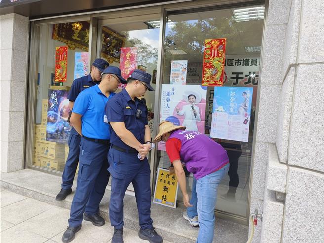 罢免桃园市议员于北辰团体6日到于北辰服务处前表达诉求，高喊要于北辰接下战帖，不过于服务处并不收，罢于团体仅能把战帖放在门口。（赖佑维摄）