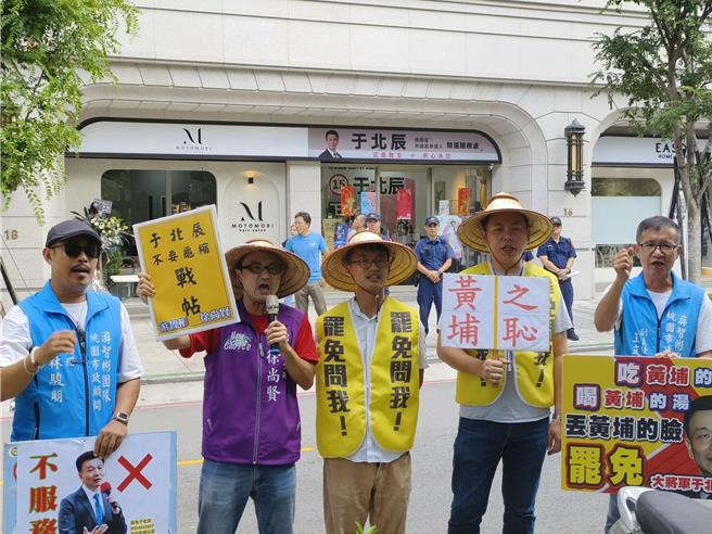 罢免桃园市议员于北辰团体6日到于北辰服务处前表达诉求，高喊要于北辰接下战帖，不过于服务处并不收，罢于团体仅能把战帖放在门口。（赖佑维摄）