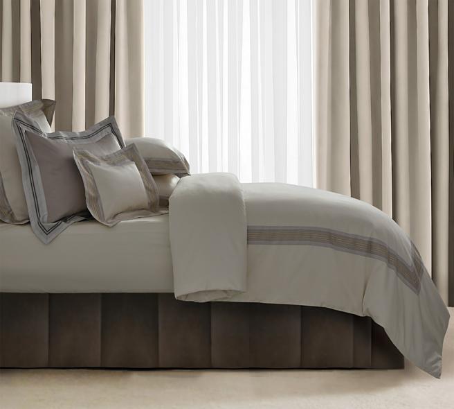 Charisma義大利進口100%埃及長纖細棉色織緹花四件式床包組（琉金璀璨）。雙人原價3萬7250元/套，特價2萬9800元/套。（東妮寢飾提供）