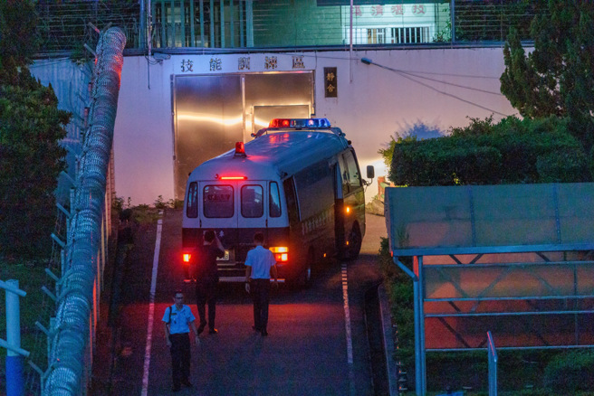 昨(5)晚柯文哲的囚车进入台北看守所，所方刻意关闭走廊灯光，并安排柯从隐蔽地下车。(资料照)