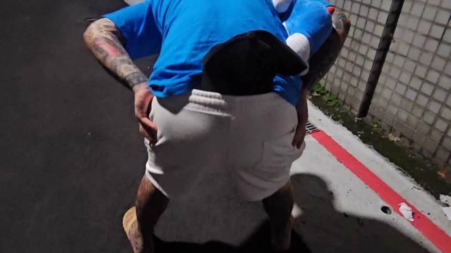 被告、受刑人入监所检身时，要弯腰把屁股扒开并咳嗽，确认有无藏违禁品。（记者游定刚拍摄）