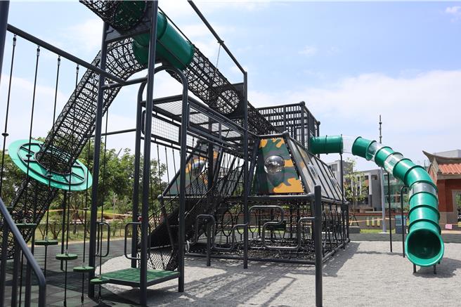 湖口乡公五公园大型装甲战车特色游具将开放。（邱立雅摄）