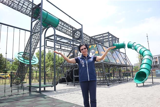 湖口乡长吴淑君邀请民眾7日正式落成启用当天，前来湖口公五公园体验军事风游具。（邱立雅摄）