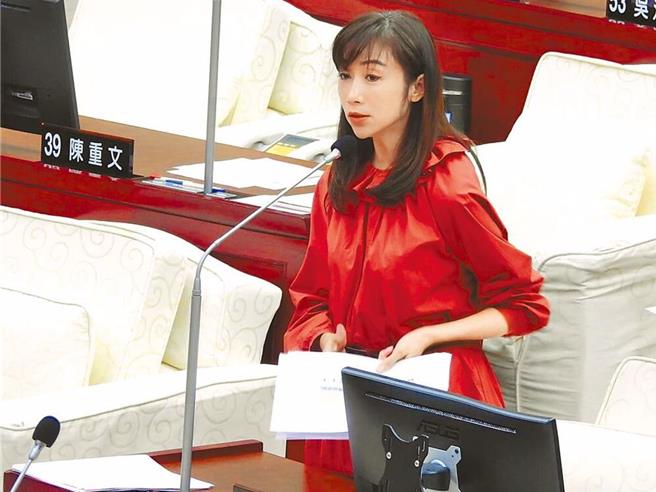 民進黨台北市議員許淑華6日揭露，日前都發局長王玉芬在質詢時，曾表達她個人認為840％容積獎勵於法無據，若查出不法將啟動善後方案，不過在質詢後就收到來自京華城的律師函「關切」，質疑威京集團是在脅迫局長。（本報資料照片）