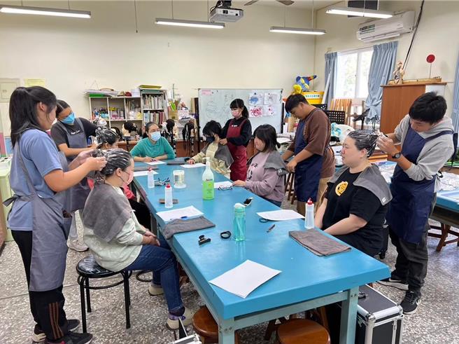 嘉義縣推動職業教育，提供多元課程讓學生探試職類方向。（嘉縣府提供／廖素慧嘉縣傳真）