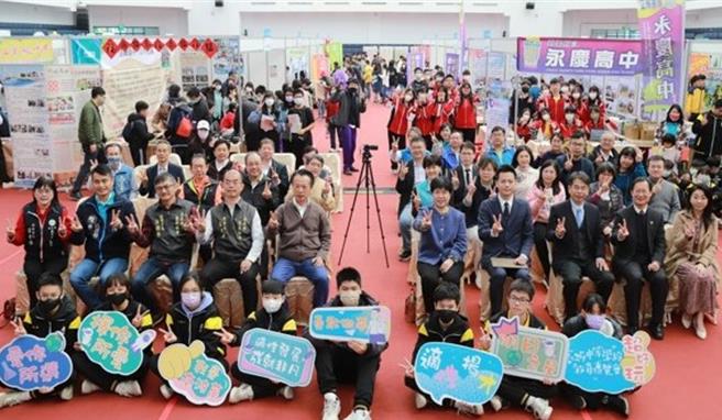 嘉義縣長翁章梁非常支持技職教育，鼓勵學生參加嘉義區高中教育博覽會認識多元教育。（嘉縣府提供／廖素慧嘉縣傳真）