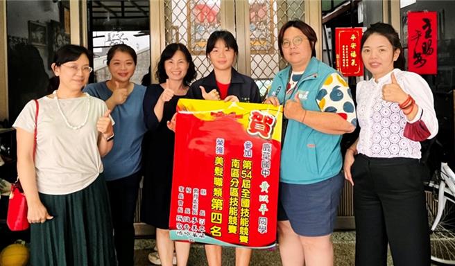 嘉義縣政府補助鹿草國中學生黃以平參加南區分賽，勇奪美髮職類第4名。（嘉縣府提供／廖素慧嘉縣傳真）