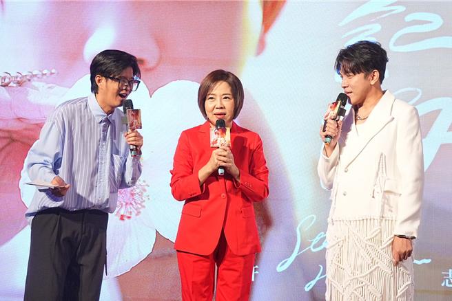 许志豪（右）6日举办新专辑《袂记的青春》发片记者会，恩人于美人（中）到场力挺。（三立艺能中心提供）