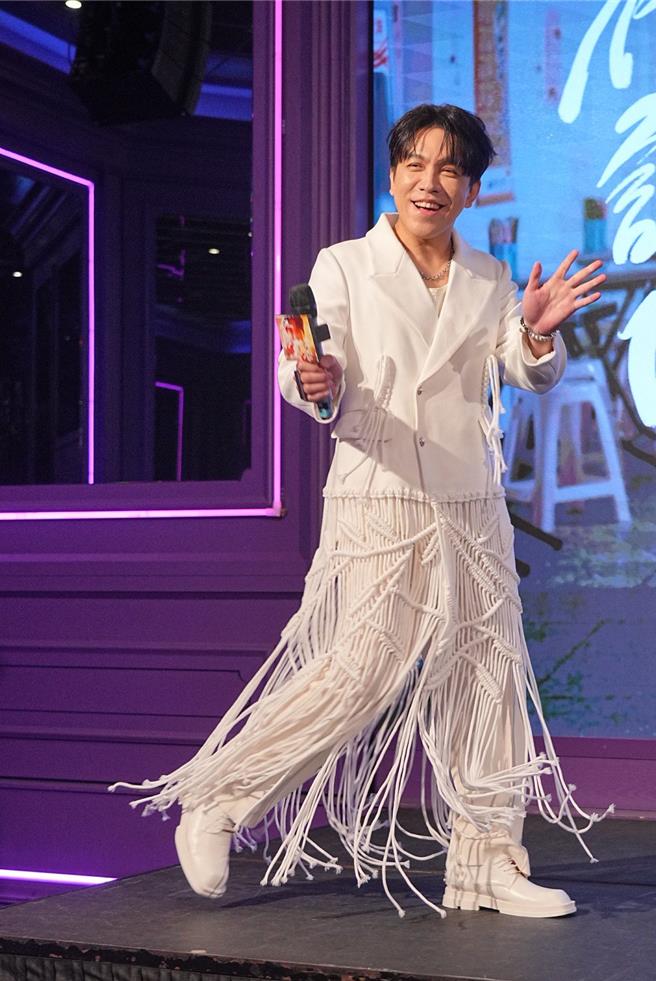 许志豪6日举办新专辑《袂记的青春》发片记者会，卖力热唱新歌。（三立艺能中心提供）