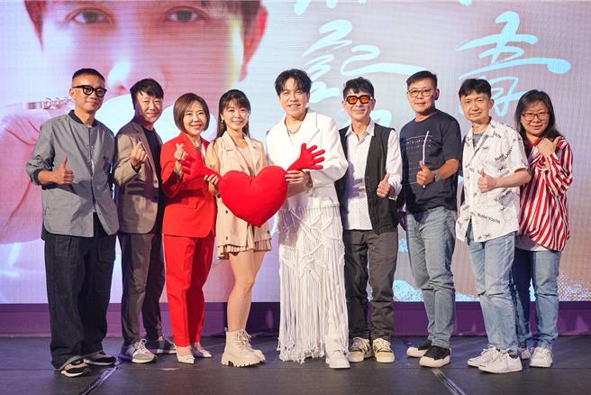 许志豪（中）6日举办新专辑发片记者会，恩人于美人（左三）、荒山亮（左六）及好友翁钰钧（左四）等人到场力挺。（三立艺能中心提供）