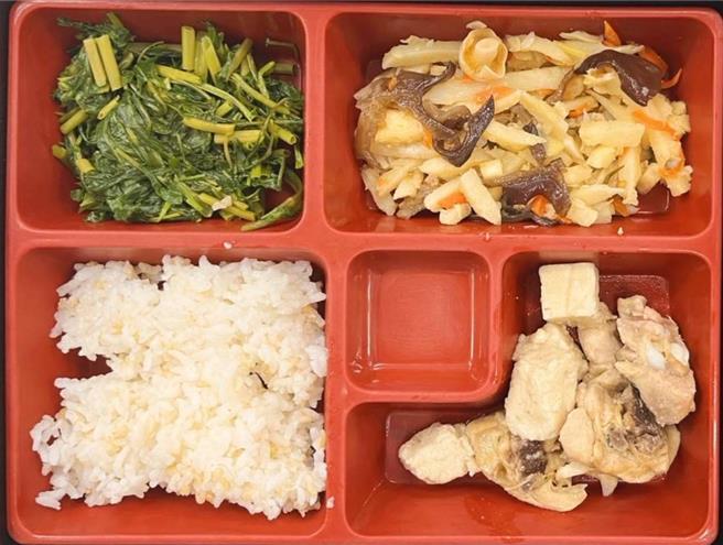 桃園市境內竹筍栽種面積約600公頃，分布在大溪、復興、蘆竹、龜山及龍潭等區，每年6到9月是北台灣優質綠竹筍產出的季節。桃園市農業局與教育局合作6月起由農業局採購當地生產追溯標示Q的綠竹筍，陸續供應全市學校當營養午餐食材，今天供應平鎮、蘆竹、龜山3區學校食用。（桃園市農業局提供）