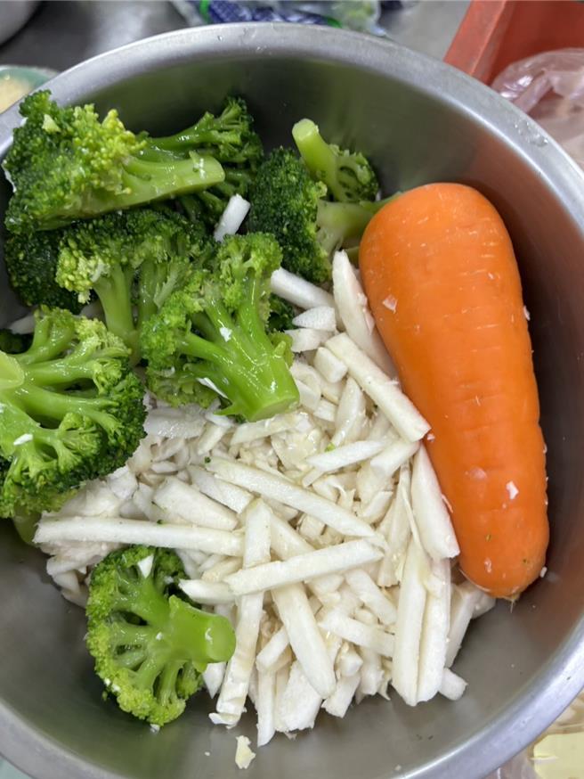 桃園市境內竹筍栽種面積約600公頃，分布在大溪、復興、蘆竹、龜山及龍潭等區，每年6到9月是北台灣優質綠竹筍產出的季節。桃園市農業局與教育局合作6月起由農業局採購當地生產追溯標示Q的綠竹筍，陸續供應全市學校當營養午餐食材，今天供應平鎮、蘆竹、龜山3區學校食用。（桃園市農業局提供）