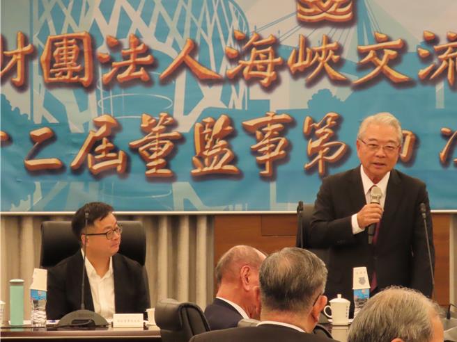 海基会第12届董监事会第4次联席会议6日下午在台北举行，代理董事长许胜雄（右）出席开场致辞。（朱绍圣摄）