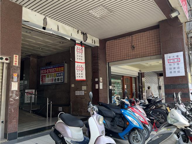新竹市近期出現不少以桌遊店掩護從事麻將或賭博行為，1名社區大樓的李姓主委說，社區大樓距離派出所不遠，業者卻很大膽的設立麻將館，住戶也馬上在大樓掛起大字報抗議。（王惠慧攝）