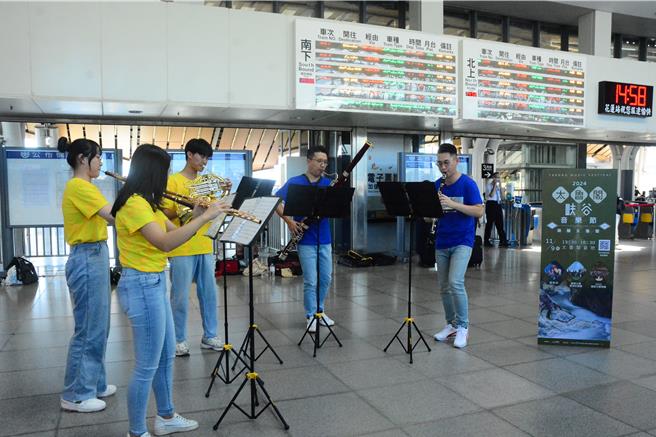 國家交響樂團音樂家，花蓮－台北車站快閃演出，讓候車旅客驚喜，也預告太魯閣峽谷音樂節11月9日將登場。（王志偉攝）