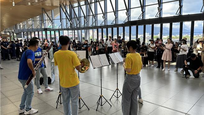 國家交響樂團（NSO）木管五重奏5位音樂家受太魯閣國家公園管理處之邀，到花蓮車站音樂快閃活動，短短10分鐘讓候車旅客驚喜。（太管處提供）