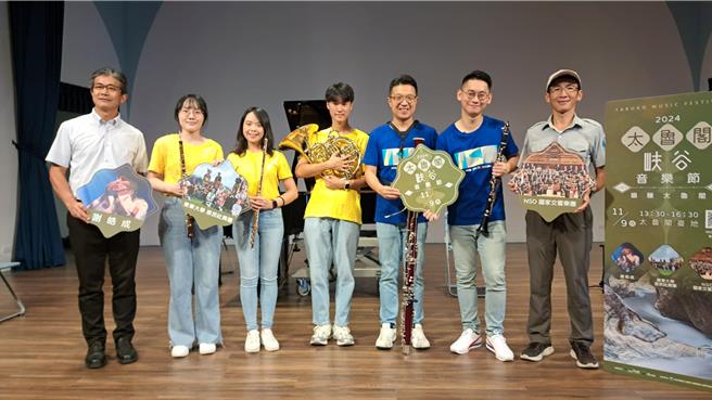 國家交響樂團（NSO）木管五重奏5位音樂家今天到明義國小交流以及到車站快閃演出，左為校長許傳德、右為太管處長劉守禮到場致意。（太管處提供）