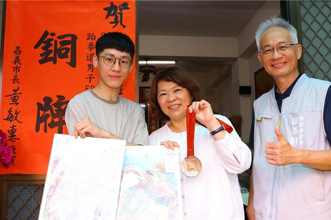 嘉義市子弟蕭翔文勇奪巴黎帕運男子跆拳道銅牌，市長黃敏惠、教育處長郭添財親賀貼紅榜。（廖素慧攝）