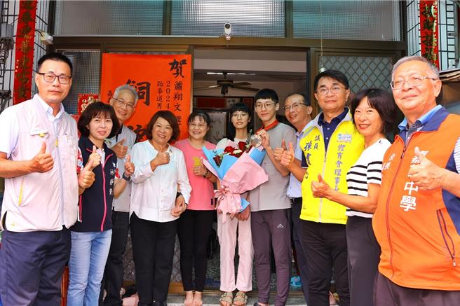 嘉義市子弟蕭翔文勇奪巴黎帕運男子跆拳道銅牌，市長黃敏惠親賀貼紅榜，賀客盈門，喜氣洋洋。（廖素慧攝）