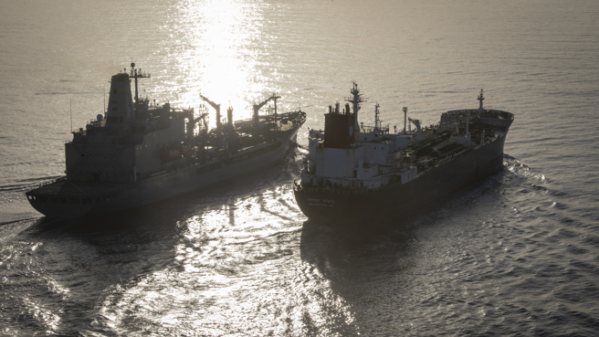 2019年10月28日，油料補給艦育空號（USNS Yukon)準備與商業油輪MT Empire State 進行聯合裝載。（DVIDS）