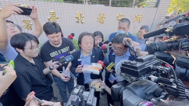 民进党立委王世坚（中）6日特地到台北看守所探视，除送上鸡鸭便当外，还加码「起酥蛋糕」与红牛饮料。（吕健豪摄）