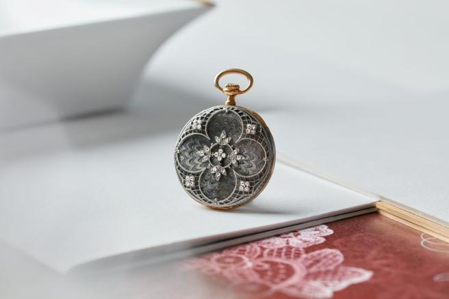 江诗丹顿1909年铂金黄金金雕垂式怀表，精致细雕的做工，令人讚叹。（Vacheron Constantin提供）