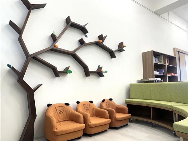 台东丰年国小社区共读站融入地方意象，营造阅读氛围。（蔡旻妤摄）