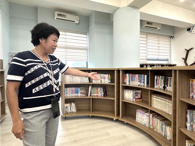 台东丰年国小教师李绪纯趁着暑假上网募书，新学期希望所有学生都找到自己喜爱的书籍。（蔡旻妤摄）