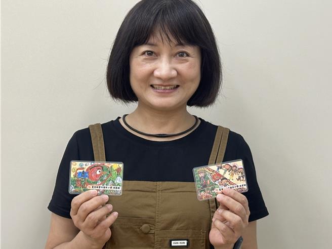 台东丰年国小校长洪婉莉说，借书证是学生得奖的绘画作品。（蔡旻妤摄）