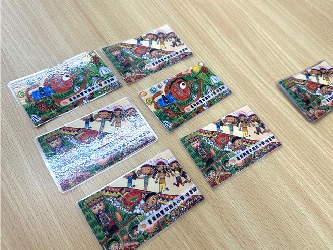 台东丰年国小借书证是学生得奖的绘画作品。（蔡旻妤摄）