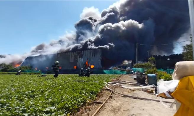 北市士林区延平北路8段6日下午发生大火。（台北市消防局提供）