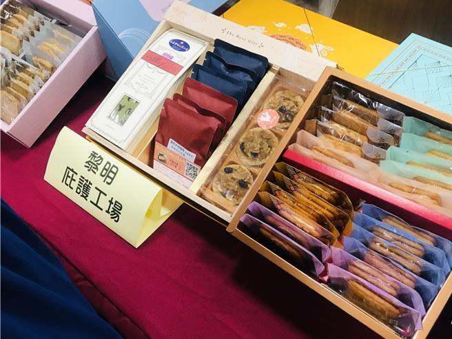 花莲社福机构今年中秋礼盒接到订单接满，县议员杨华美认为，从用料到包装，都很有市场竞争力。（无党政团提供／王志伟花莲传真）