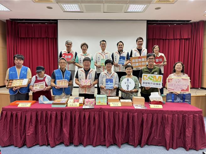 包括议长张峻等13位议员，一同响应认购支持社福机构中秋礼盒。（王志伟摄）