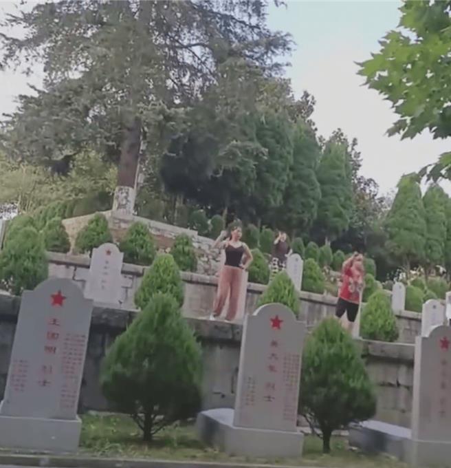 雲南扎西紅軍烈士陵園墓前，有多人跳廣場舞。（取自香港星島網）