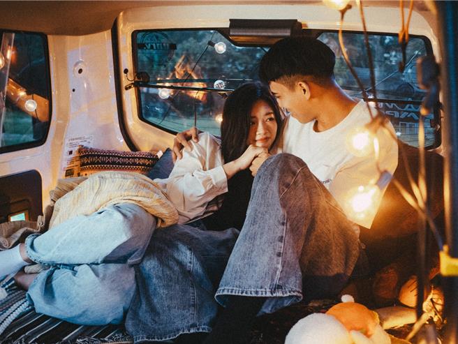 曲羿日前拍攝新歌〈值不值得〉MV。（海王星影業提供）