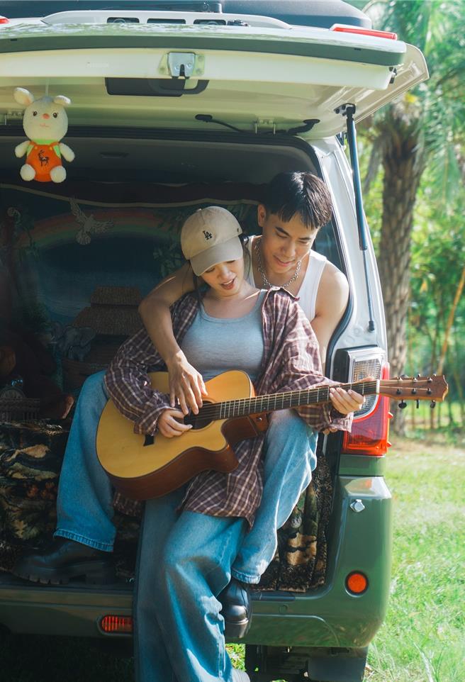 曲羿日前拍攝新歌〈值不值得〉MV。（海王星影業提供）