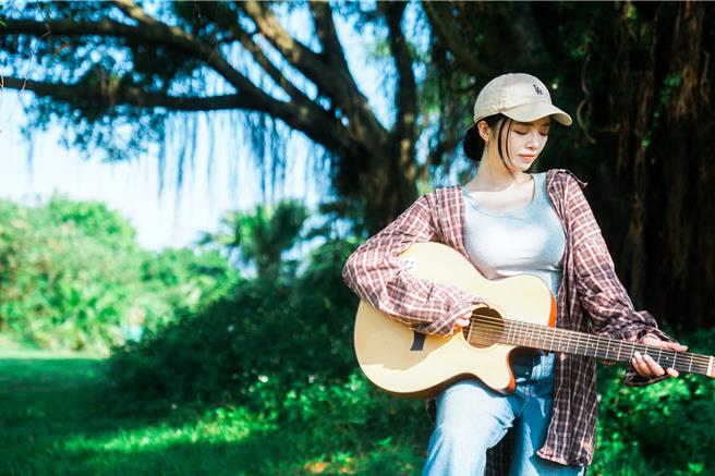 曲羿日前拍攝新歌〈值不值得〉MV。（海王星影業提供）