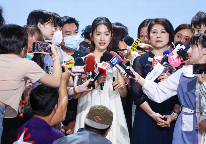 林依晨6日首度针对「我是成都人」接受媒体联访。（罗永铭摄）