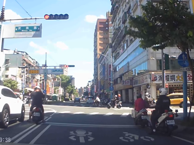 有骑士因侥幸未戴安全帽上路，不料遇到等红灯的巡逻警惨被拦查。（图／翻摄自脸书爆料公社）