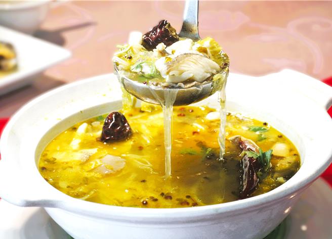 感謝祭活動期間，「阿基師觀海茶樓」推出酸香開胃的「黃金酸菜魚片湯」新菜迎客。（陳韻萍攝）